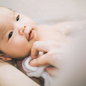 Checklist pour l’heure du bain : Comment donner le bain à bébé