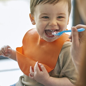 Comment proposer une alimentation équilibrée aux jeunes enfants