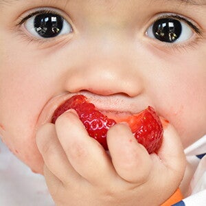 On passe à la finger food ? Suivez notre checklist pour la diversification menée par l'enfant