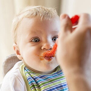 Les nouvelles étapes dans l'aventure des aliments solides pour bébé
