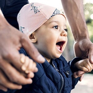 Comment encourager les premiers pas de bébé – en 10 étapes