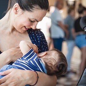 Une femme allaite en public – Nestlé Baby