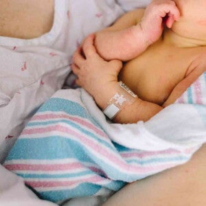 mama houdt baby vast