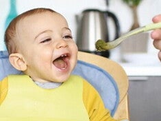L'alimentation d'un bébé de 10 mois avec Nestlé Baby&Me