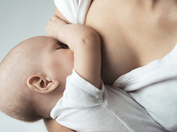 Une femme allaite son bébé grâce à quelques conseils d'allaitement de Nestlé Baby&Me