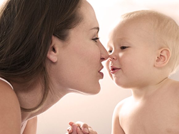 Een mama die haar baby kust – Nestlé Baby&Me