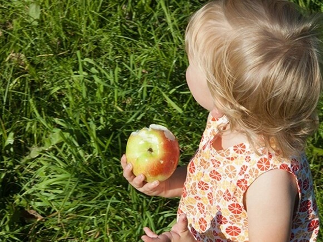 Un bébé mange un fruit - Nestlé Baby&Me Un bébé mange un fruit - Nestlé Baby&Me