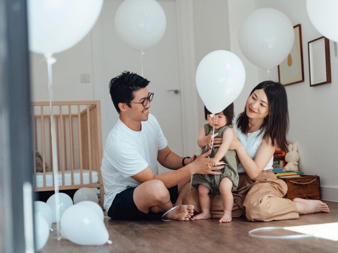 Ouders helpen hun baby bij de eerste stapjes