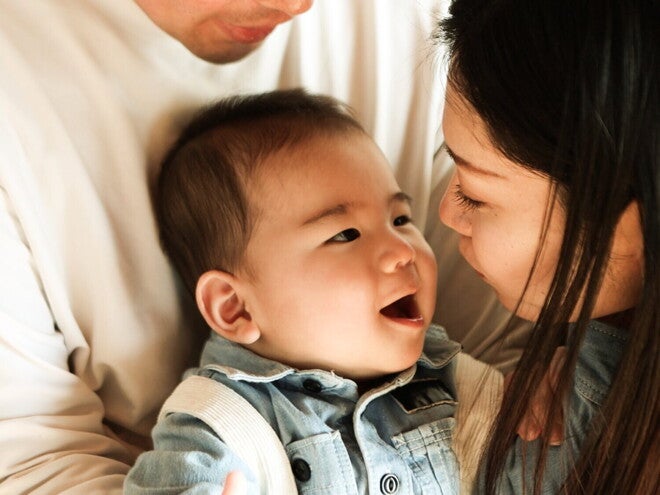 Des parents interagissent affectueusement avec leur bébé