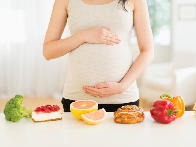 Zwangere vrouw eet gezond fruit – Nestlé FamilyNes Zwangere vrouw eet gezond fruit – Nestlé FamilyNes