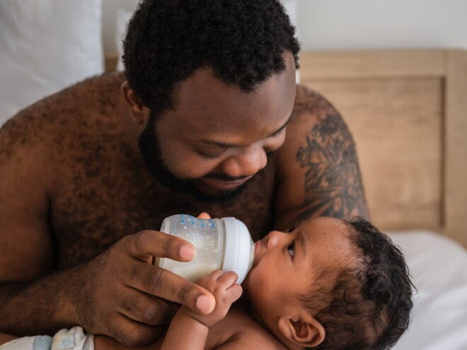 Man geeft een baby een flesje