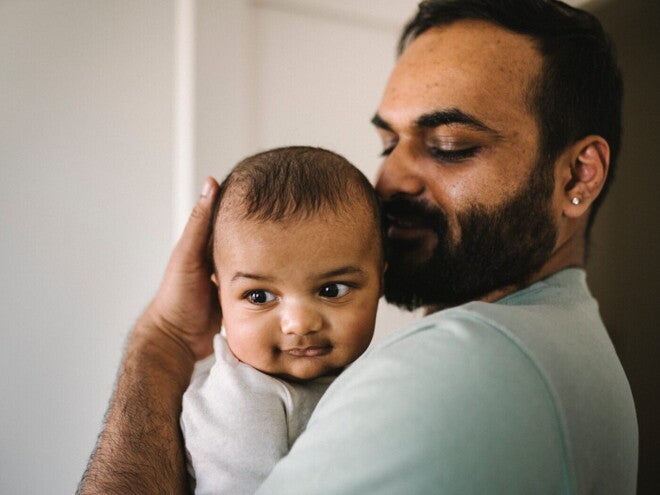 Een man houdt een baby in zijn armen