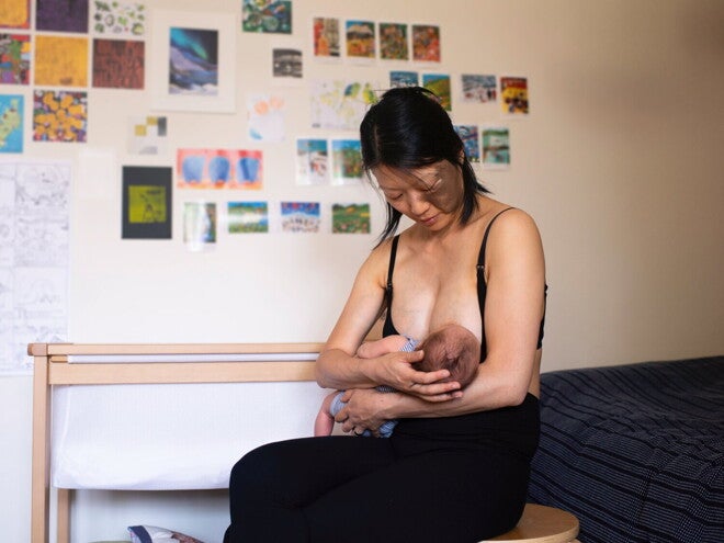 Moeder die haar baby borstvoeding geeft