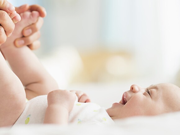 Comment aider bébé avec ses problèmes de ventre