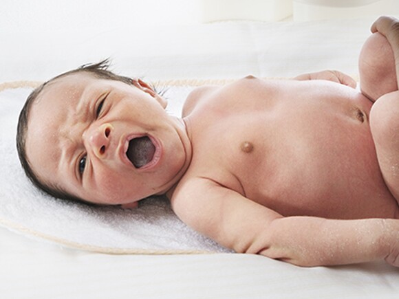 Comment faire la toilette de bébé avec le cordon ombilical en rentrant de la maternité