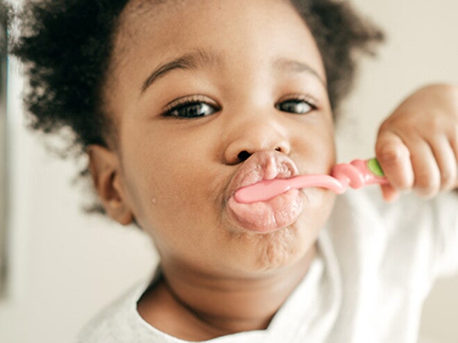 Een jong kind dat zijn tanden poetst - Nestlé Baby&me