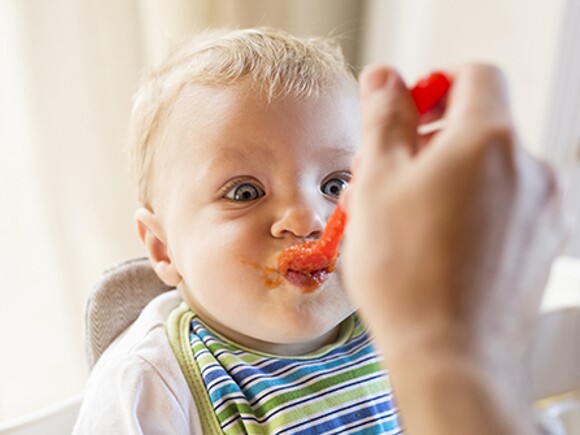Les nouvelles étapes dans l'aventure des aliments solides pour bébé