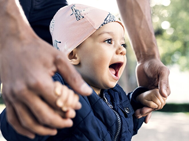 Comment encourager les premiers pas de bébé – en 10 étapes