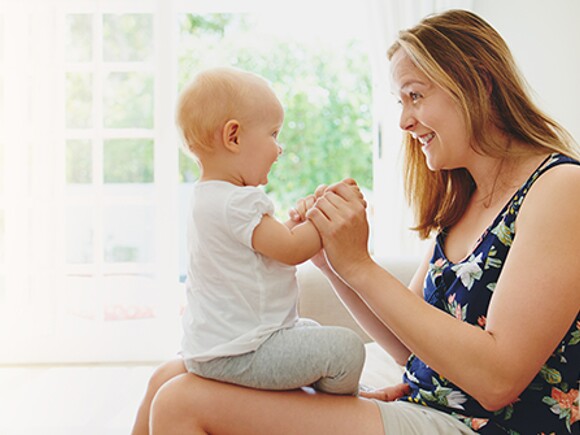 Bébé parle : comment l'encourager à prononcer ses premiers mots