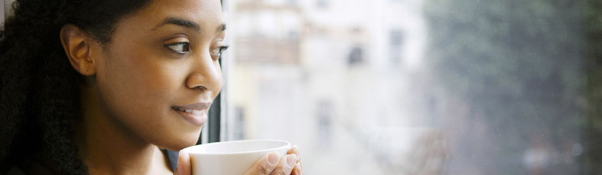 Une femme boit en attendant sa période d’ovulation – Nestlé Baby&Me