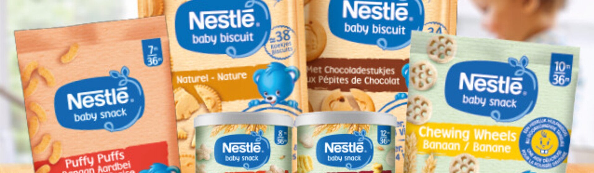 Des paquets d'aliments pour bébés classés par âge, avec des silhouettes de bébés en train de ramper.