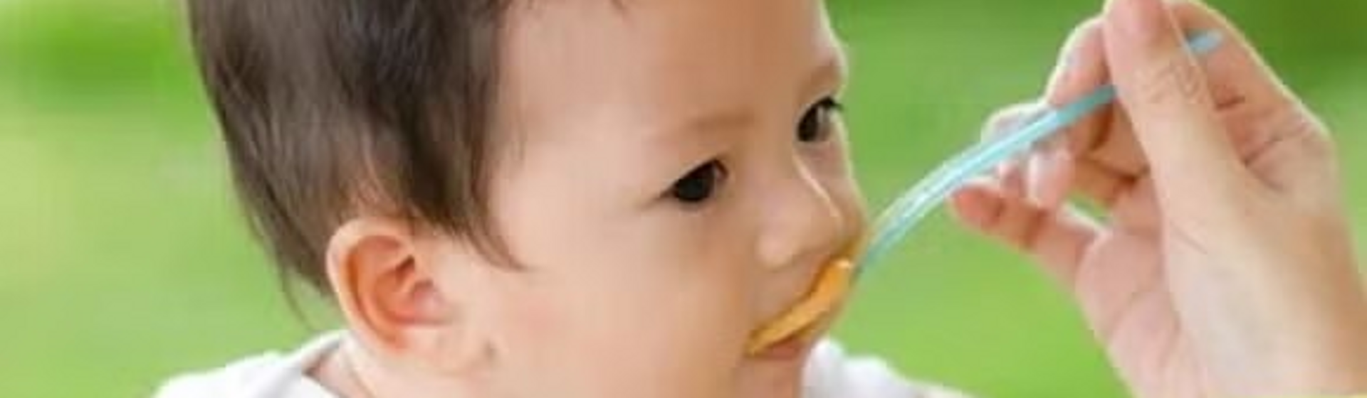 Un bébé mange une recette de purée Nestlé Baby&Me