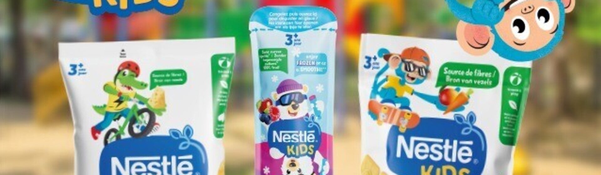 Des snacks Nestlé Kids dans des emballages colorés, posés sur une table en bois.