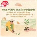 Un fermier plante dans un champ sous un ciel ensoleillé.