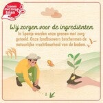 Landbouwer plant zaden op een veld onder een zonnige hemel. Logo linkerbovenhoek.